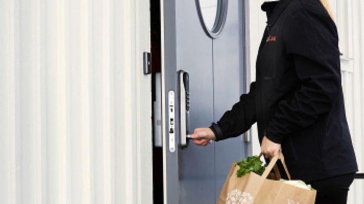 Det digitala dörrlåset Yale Doorman kräver inga nycklar och gör att matbutikens personal kan öppna ytterdörren med en tillfällig kod och bära in dina kassar i hallen, eller sätta in matvarorna i kylen.