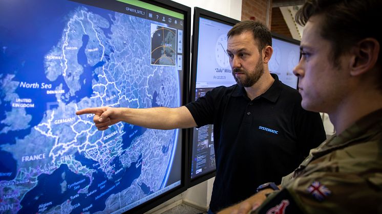 Senior systems engineer at Systematic David Lewis demonstrates SitaWare Headquarters in Lithuania to UK forces