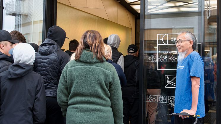 Den 1 september klockan 12.00 öppnade IRF-forskaren Yama dörrarna och hälsade kirunaborna välkomna till handelskvarter 8 i nya Kiruna centrum. Foto: Annelie Klint Nilsson