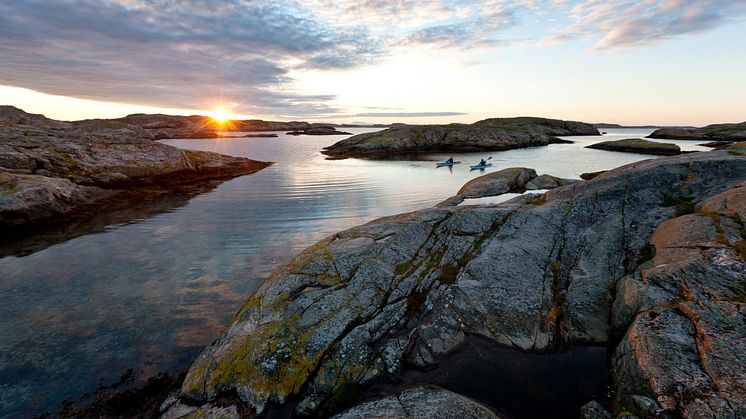 Padling Two persons kayaking at dawn Foto Henrik T Westsweden.com.4j4