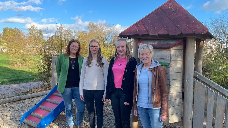 (von links) Dozentin Ulrike Würzberg, die beiden Auszubildenden Svenja Zeiß und Madeleine Köhler sowie Einrichtungsleiterin Anne Bertelt stehen im Rahmen der Ausbildung in engem Austausch miteinander. 