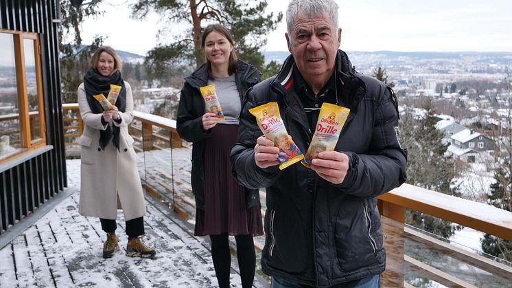 På bildet: Leder for merkevare, Marianne Grøtte, Markeds- og shopperanalytiker Mie Maagerø Dalen, og Egil "Drillo" Olsen. Foto: Anne-Lene Molland