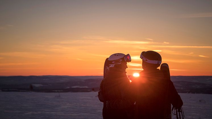 Sex av tio svenskar vill resa mer med sin partner 