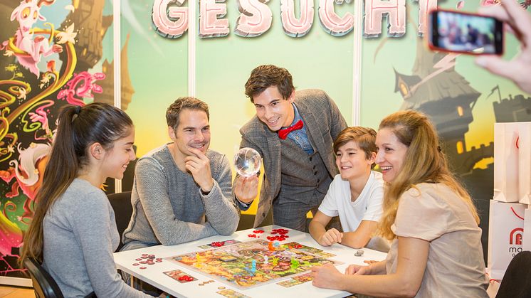 Spielmesse 2017 in Essen: Mattel stellt die Spielneuheit "Zauberlehrling gesucht" vor – magische Unterstützung von Zauberer Alexander Merk