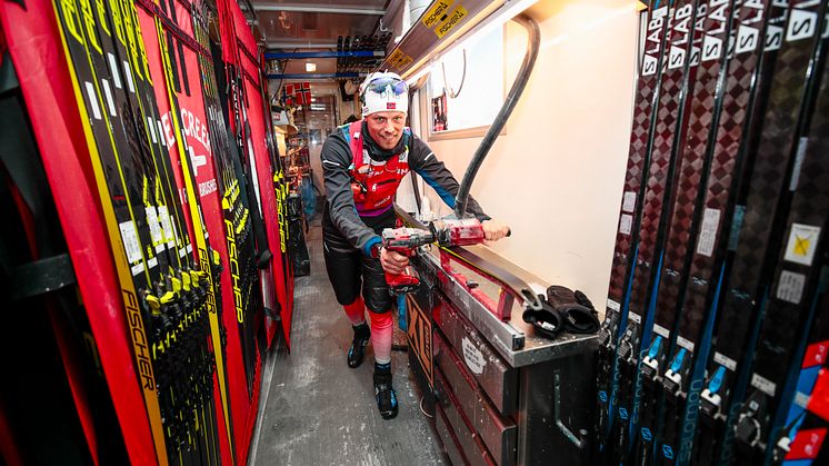 Smøresjef Tobias Dahl Fenre i smøretraileren til de norske skiskytterne i VM skiskyting 2019 i Östersund, Sverige. Foto: Lise Åserud / NTB scanpix