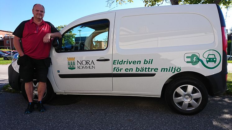 - Nu testar vi elbilar för att få veta mer om hur det fungerar. I framtiden kommer vi säkert att ha fler elbilar i bruk, säger Roger Johansson, Nora kommun.