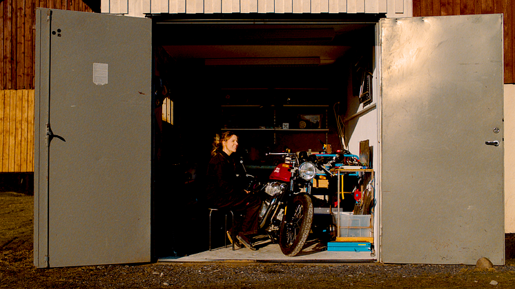 Ida Olsson experimenterar med olika delar för tillverkningen av The Balvenie Motorcycle