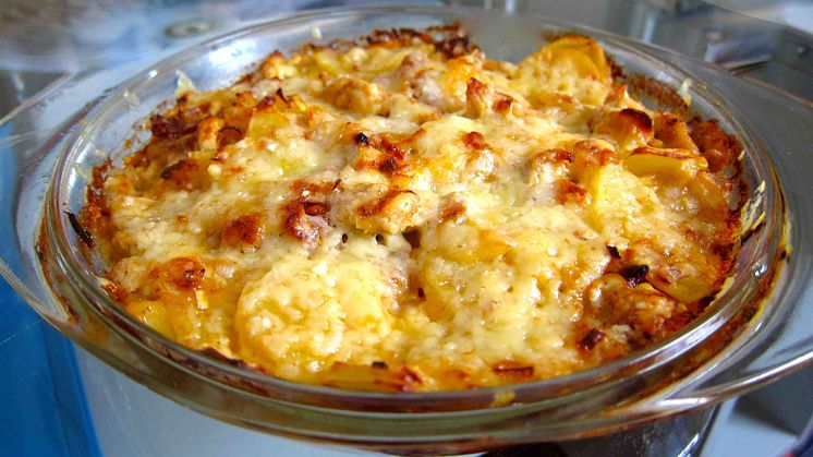 Månadens recept april - Kyckling potatis gratäng med curry, fetaost och soltorkade tomater 