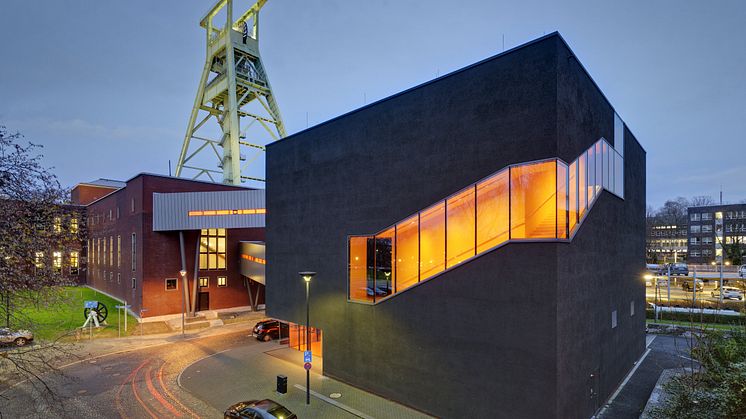 Bochum_Deutsches_Bergbau-Museum_(DBM),_F├Ârderturm_abends_1.jpg