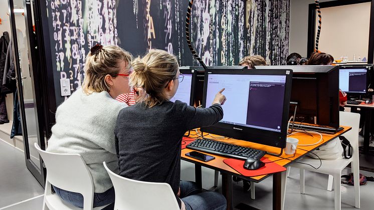 Det behövs mer och bredare kompetens i IT-branschen. Cool minds startar nu, med stöd av Malmö stad, utbildningen code rebels. Här syns Ebba och Nicky som går första pilotkursen. Bild: Ronja Feuer