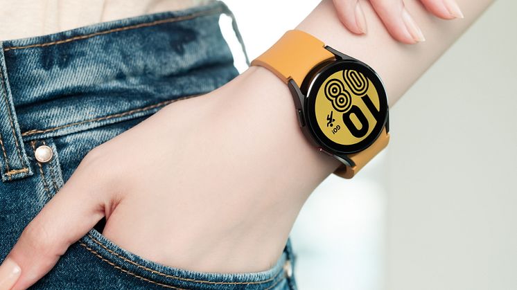 10. Galaxy Watch4_Lifestyle_Outbox Strap3.jpg