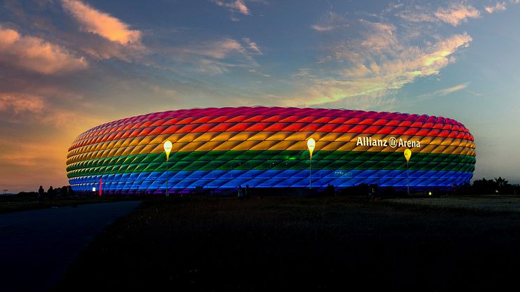 Auch wenn sich derzeit in Deutschlands Fußball-Profiligen kein Spieler als homosexuell bekannt hat, setzen Vereine unter anderem mit Regenbogenfarben Zeichen für Akzeptanz und gegen Homophobie sowie Diskriminierung. Foto: Michael Siebert/Pixabay.de