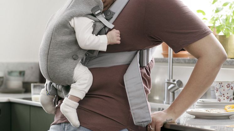 Slow down, snuggle up – BabyBjörn lanserar nya Bärsele Mini