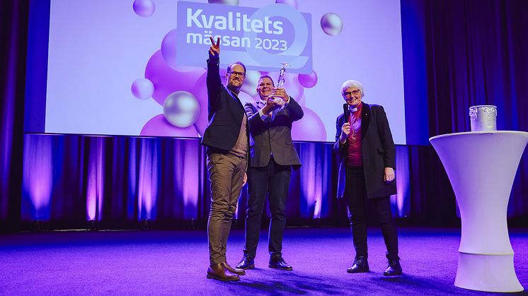 Andreas Hall och Henrik Rosdahl från Helsingborgs stad tar emot GötaPriset 2023 av Antje Jackelén.