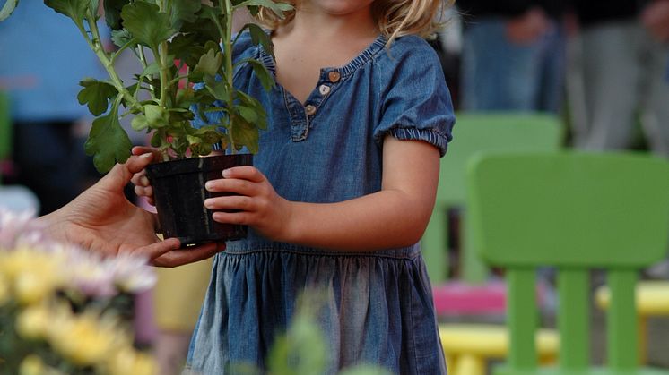 Barn lär sig plantera i offentliga miljöer