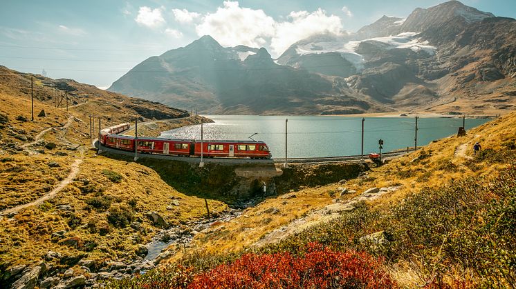 Die Rhätische Bahn am Lago Bianco, Graubünden (c) Schweiz Tourismus, Jan Geerk