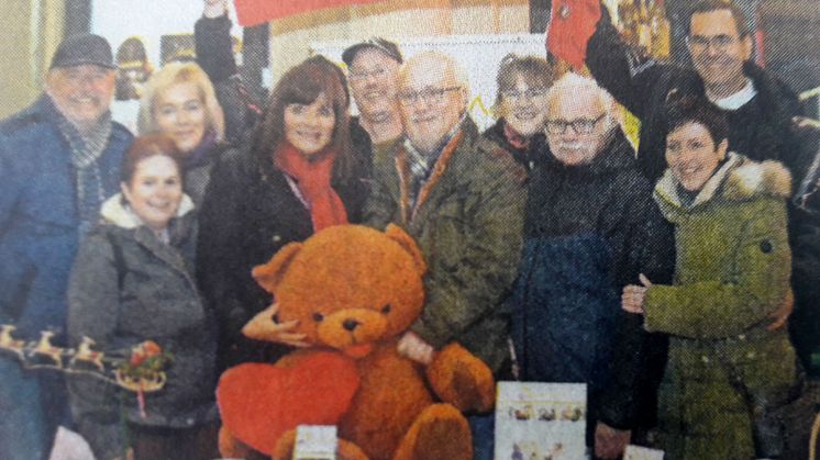 Karussell-Fanclub "Autostop" mit Wolf-Rüdiger Raschke übergibt seine Spende an Mona Meister vom Kinderhospiz Bärenherz