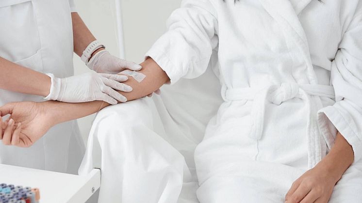 nurse-administering-vitamin-drip-at-ctdrip-clinic-london