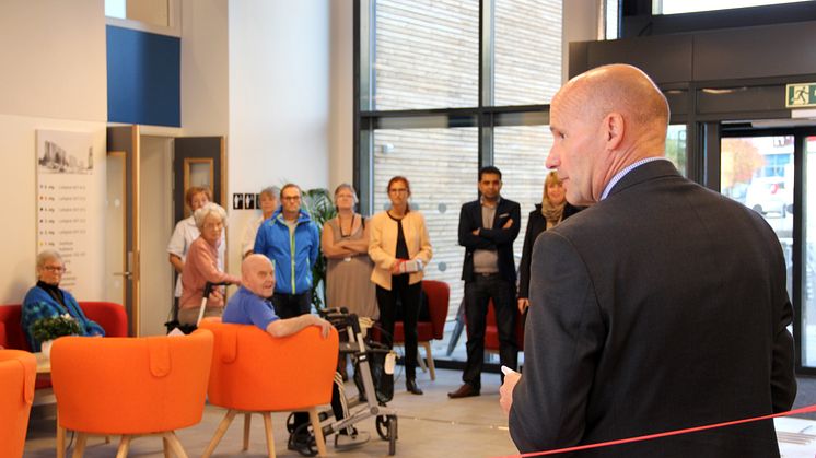 Det ble både snorklipping, taler og kake under markeringen av at første del av Boligbyggs nybygg- og rehabiliteringsprosjekt i Utmarkveien 2 er ferdig.