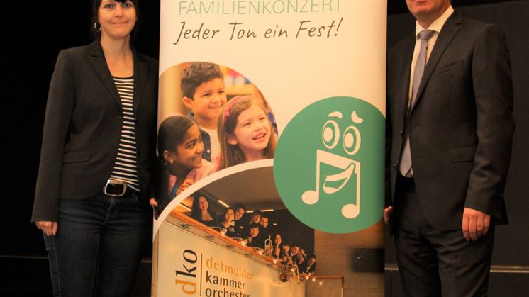 Die Bühne ist bereitet, das Detmolder Kammerorchester kann kommen: Christiane Rüsel, Kommunalreferentin WWN, und Michael Berens, Bürgermeister der Sennegemeinde, sind gespannt auf das Konzert.