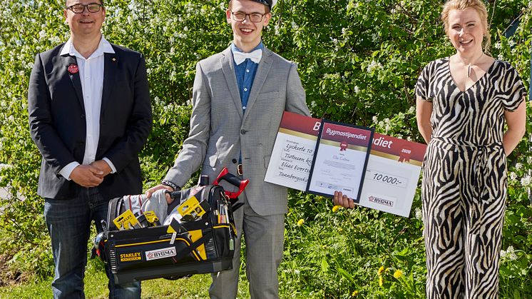 Årets Bygmastipendiat i Lycksele Elias Evertsson, här omgiven, på coronabehörigt avstånd, av Bygmas Nicklas Unée och rektor Victoria Hvirfvel.  Foto: Marcus Bäckström