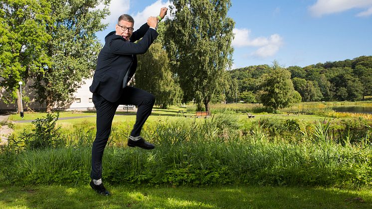 Näringslivschef Fredrik Olsson i glädjehopp. Foto: Anna Sigvardsson Högborg