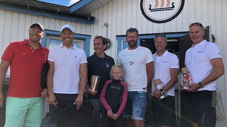 Vinnarna i 2018 års INT SM för båtklassen 606. Magnus Lindvall/Celia Lindvall/Ulrik Simonsson (mitten). Silver till Hans Oscarsson/Niclas Winroth (höger) och brons till Filip Hansen/Emil Hansen (vänster). Foto Carin Kling