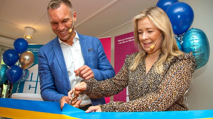 Erik Slottner (Kd), äldreborgarråd Stockholms stad och Andrea Hedin (M), ordförande Östermalm stadsdelsnämnd inviger Micasas nya seniorbostäder i Hjorthagen. Foto: Peter Lydén