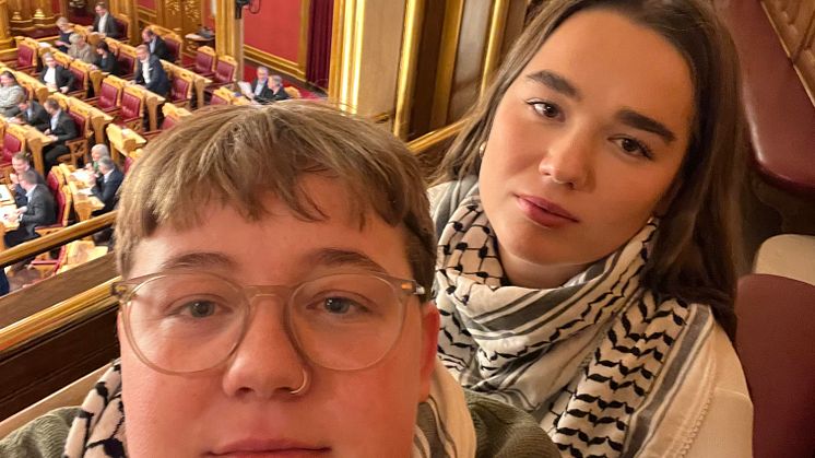 Marte Hansen Haugan og Amanda Hylland Spjeldnæs under tirsdagens debatt om anerkjennelse av Palestina som egen stat, på Stortinget 