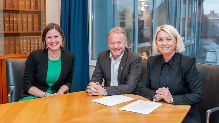 Byråd Hanna Marcussen, Byrådsleder Raymond Johansen og kommunal- og moderniseringsminister Monica Mæland.