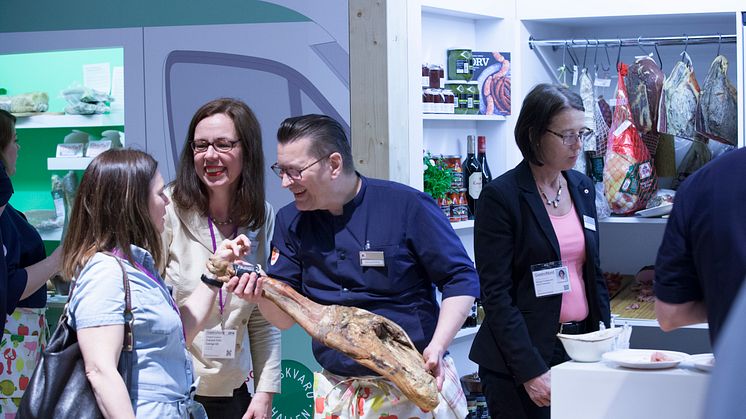 Markus Femling på Menigo visar lufttorkad skinka från Bröderna Wikström på Gastro Nord