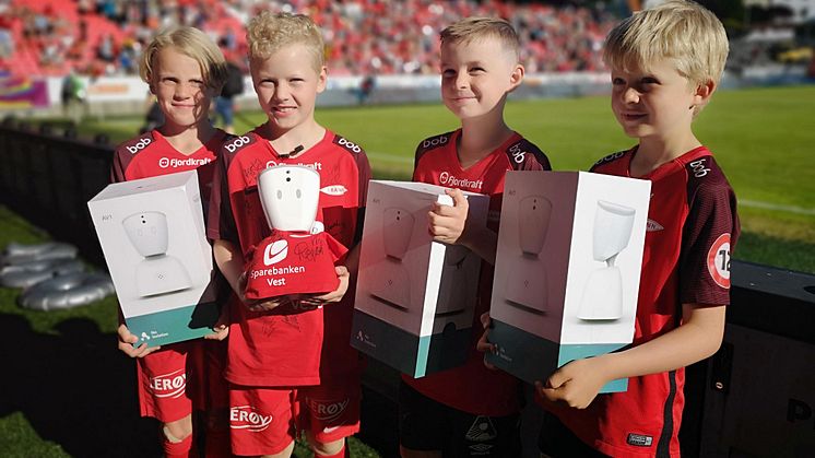 Norges første virtuelle maskot: Takket være Brann, Telia og en robot fra No Isolation var langtidssyke Erik Eiane i går på Brann stadion, selv om han oppholdt seg i Sandnes. På bildet er han i form av en avatar sammen med de øvrige maskotene på kamp.