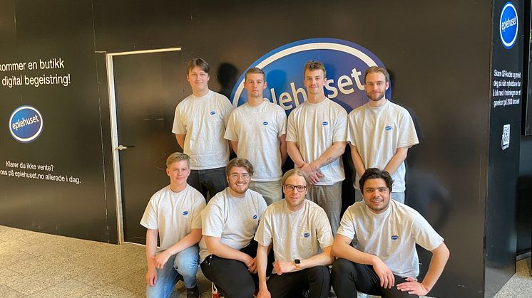 Fra venstre, foran: Mathias Friis Rummelhoff, Bernard Sverre Håvardsholm, Christer Wara og Erik Khan. Fra venstre, bak: Jesper Blomquist, André  Sumstad, Anders Kirkerød Wold og Max-Adrian Holthe. (Foto: Erik Khan). 