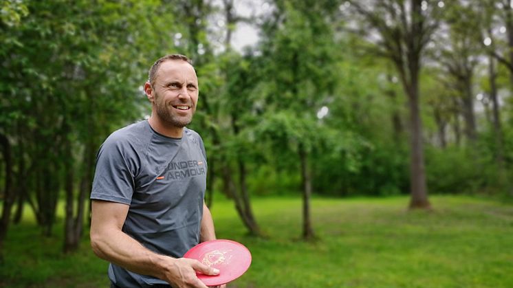 Friidrottaren Mattias Sunneborn har börjat tävla i discgolf och tränar ofta på Järva. - Järva DiscGolfPark betyder mycket för idrotten och friskvården, säger han.