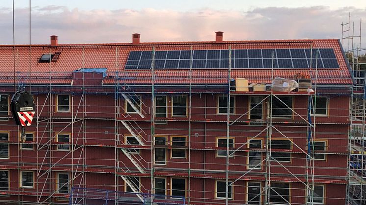 Solceller monteras på BoKlok Skölden i Gävle.