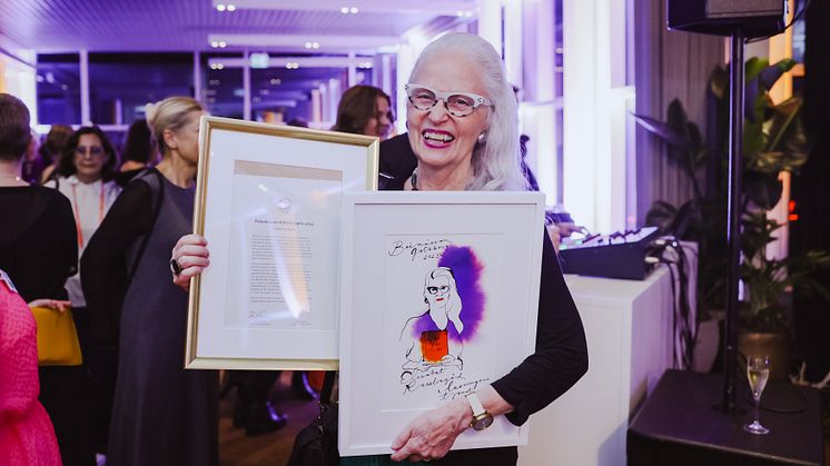 Elisabet Reslegård håller upp priset. Foto Natalie Greppi.