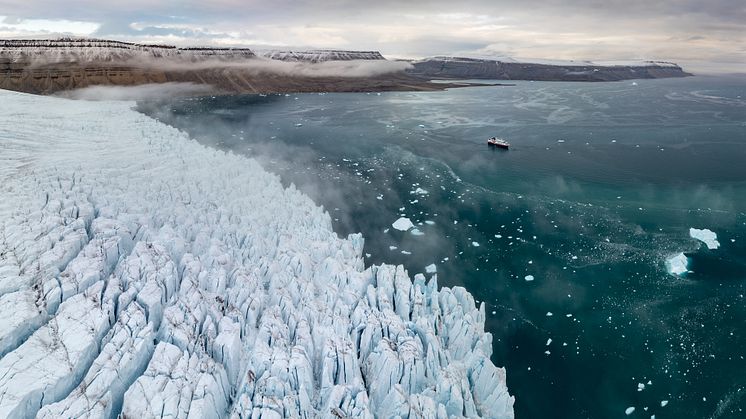 HX Expeditions in Croker Bay, Nunavut (Credit_HX Expeditions & Yuri Matisse Choufour).jpg
