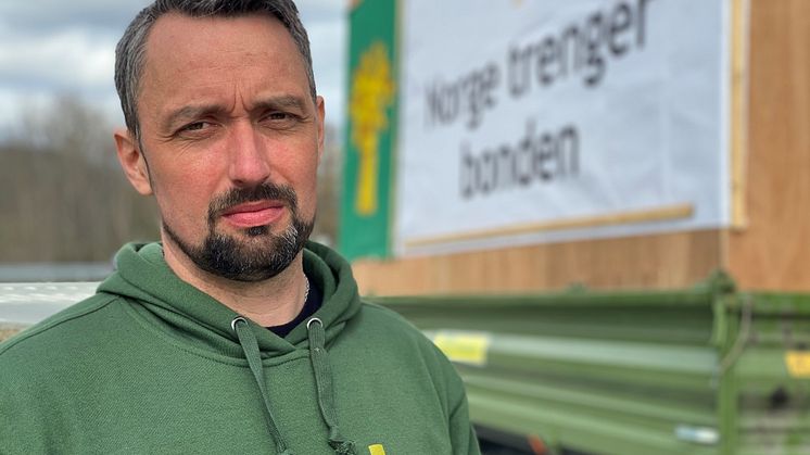 John Erik Johansen kjører fra Helgeland for å protestere - i traktor. 