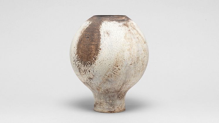 Hans Coper Early globular pot, circa 1954 Estimate: £20,000 - 30,000