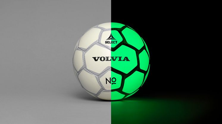 En lysande fotboll ska uppmärksamma bilförare på lekande barn i höstmörkret 