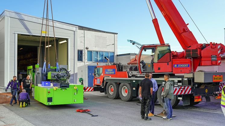 Med en vikt på runt 21 ton var lyftes de nya maskinerna av med mobilkran och togs emot av platschef Pär Jörgensen och personal från produktionen.