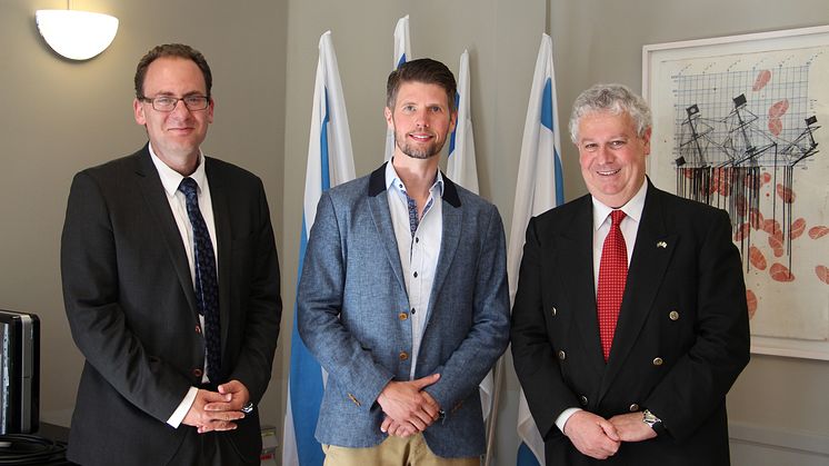Innovatumföretaget Friendbase tar emot pris i tävlingen Start Tel Aviv 2015
