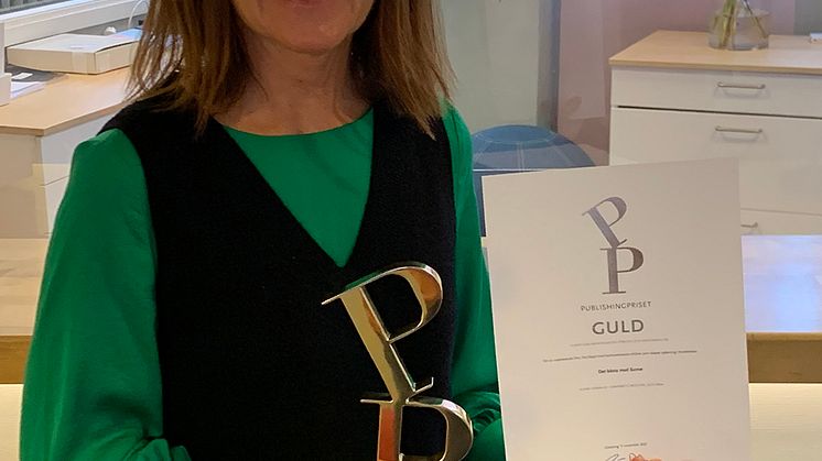 Anneli Jansson, kommunikationsstrateg på Sunne kommun, tog emot Publishingprisets staty och diplom för filmen "Det bästa med Sunne" på onsdagen. Filmen är gjord i samarbete med Karl och Moa.