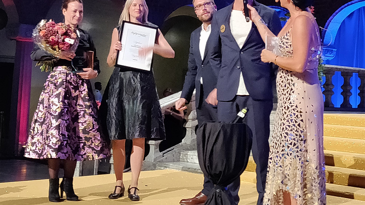 Paradiset Södermalm utsågs till Årets Ekobutik vid Dagligvarugalan. Från vänster: Ulrika Palm och Sara Termén, Midsona Sverige, Joe Kennedy och Johannes Cullberg, Paradiset. Konferencier Sofia Wistam. Foto: Johan Colliander/Fri Köpenskap