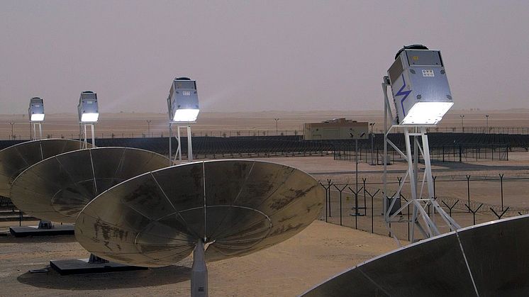 Det är en stirlingmotor i varje box och bilden visar Cleanergys pilotinstallation i Dubai som byggdes 2015.