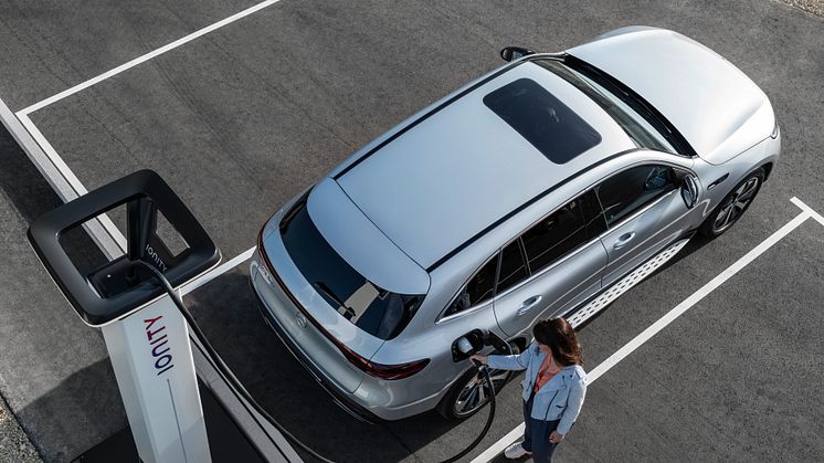 Det ultrasnabba laddnätverket Ionity växer snabbt, både i Sverige och resten av Europa. Här är det möjligt att ladda sin elbil riktigt snabbt. En Mercedes-Benz EQC med 110 kW laddning laddas från 10 - 80 % på ca 40 minuter.