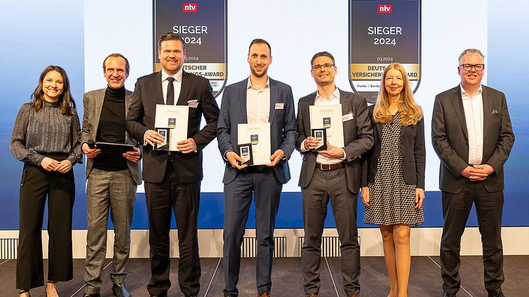 Für die ALLRECHT nahm DEURAG-Produktmanager Kevin Knürr (m.) den Deutschen Versicherungs-Award entgegen. Foto: Thomas Ecke