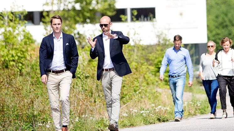 Jacob Torell och Joakim Garfvé utanför projektlokalen i Nya Hovås