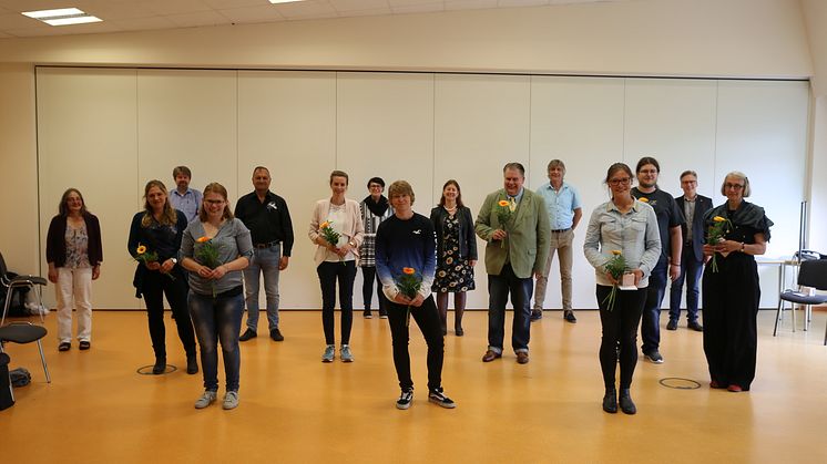 Die Absolventen kommen aus Alsfeld, Vöhl, Winsen (Luhe), Bad Zwesten, Marburg, Gilserberg, Lilienthal und Dautphetal. Alle Namen von links nach rechts finden Sie am Ende des Haupttexts.