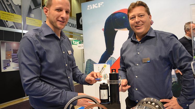 Jörgen Wingårdh och Johan Fritzon visar nya ställdonet CAHB 22 i SKF:s monter.